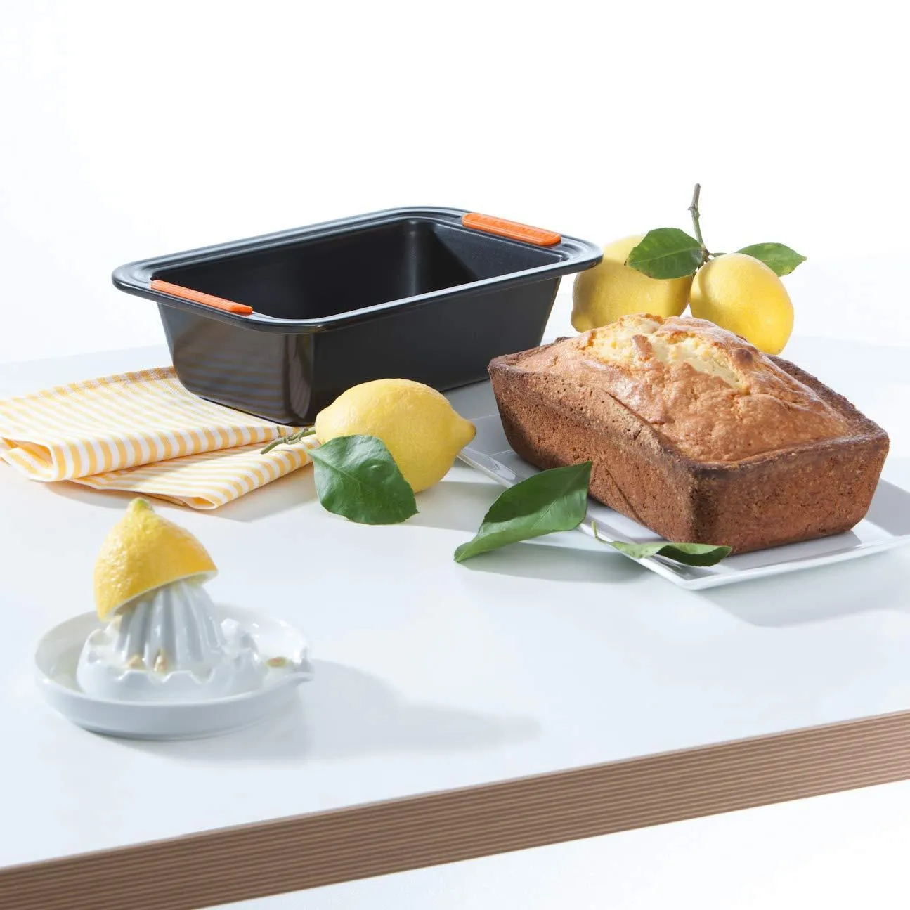 Le Creuset 9.2" x 5.3" (23.5cm x 13.5cm) Toughened Non-Stick Loaf Pan